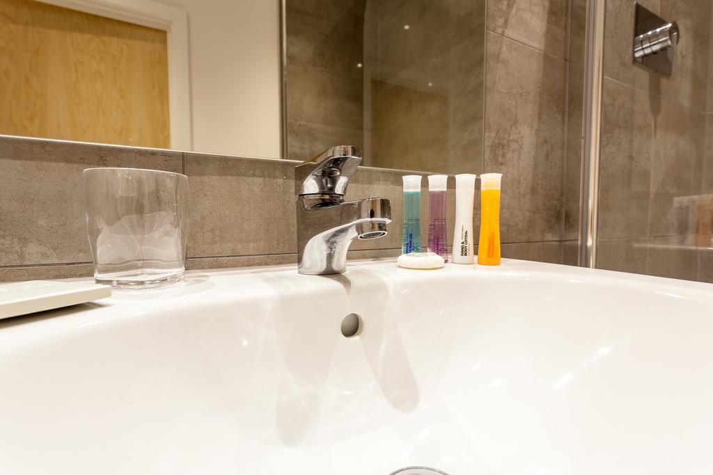 Self-Contained Town Centre One Bedroom Apartments By Helmswood Serviced Apartments Redhill  Exterior foto